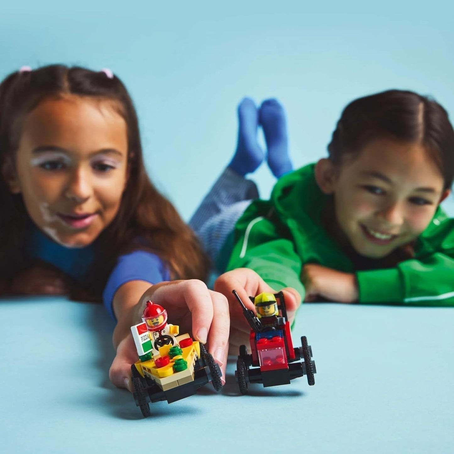 LEGO City Pizza Varevogn Vs. Pizzavogn - Sæbekasselegetøj til piger og drenge fra 5 år - Byggesæt med 2 chaufførminifigurer - Fødselsdags- og feriegave 60458 Byggesæt Besuche den LEGO-Store