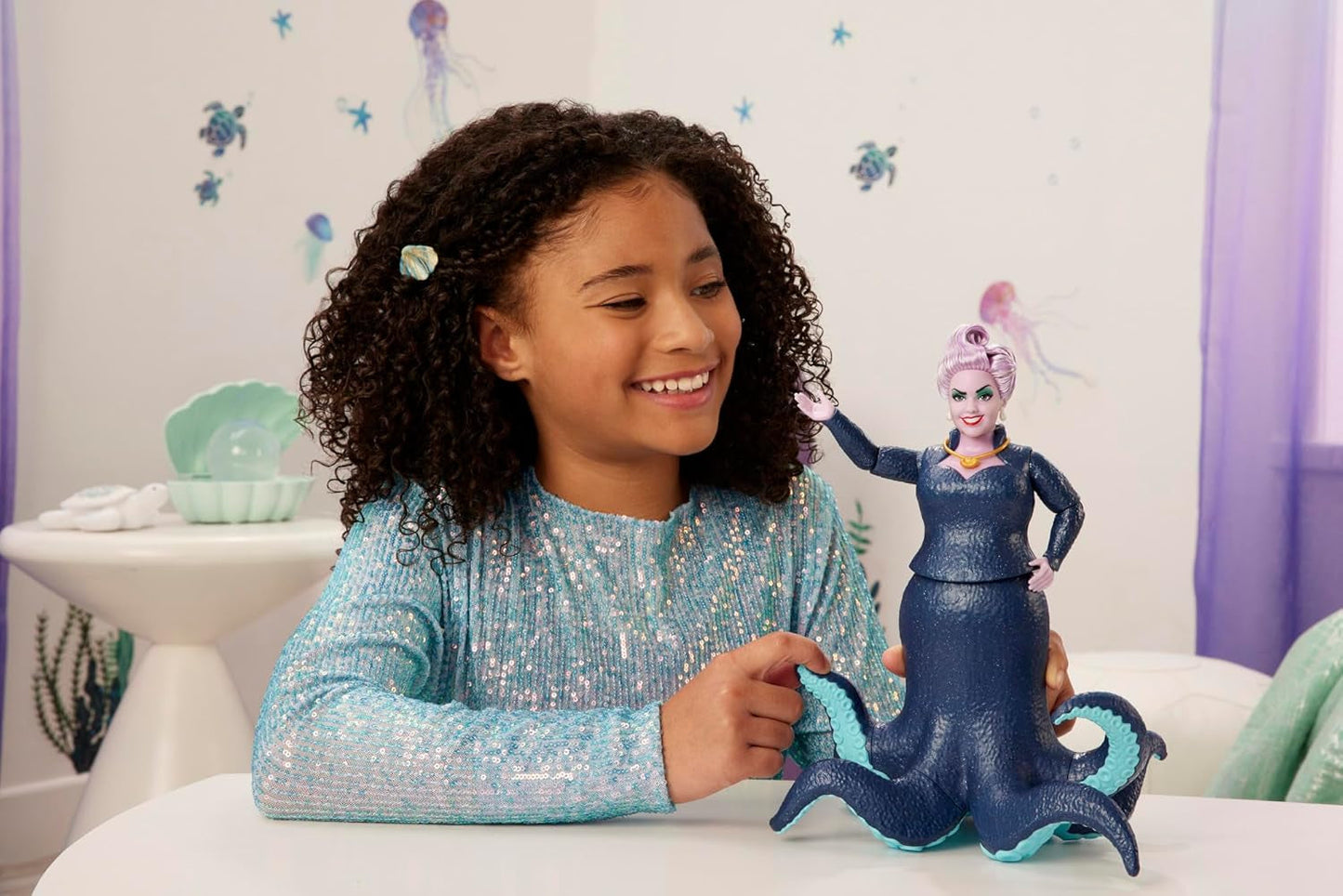 Mattel DISNEY Ariel Den Lille Havfrue - Ursula med tentakler, aftagelig halskæde og lavendelbolle for endeløs stylingsjov, velegnet til børn fra 3 år og opefter, HLX12