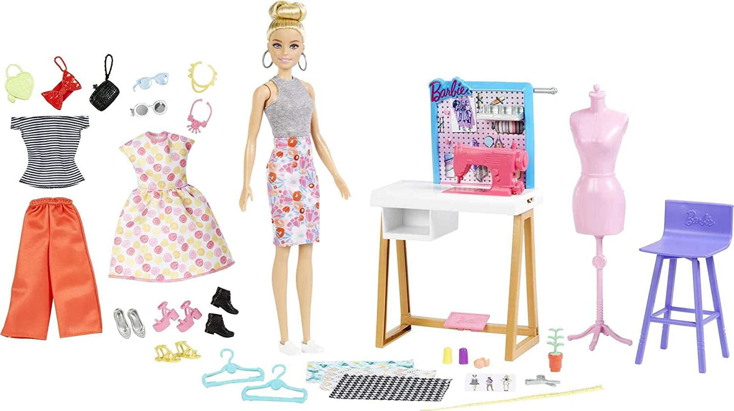 Barbie HDY90 - Modedesignerdukke (30,40 cm) og studie, 25+ design- og modetilbehør, designskrivebord, stol, symaskine, tekstilprøver, mannequin og mere, legetøj for 3 år og opefter