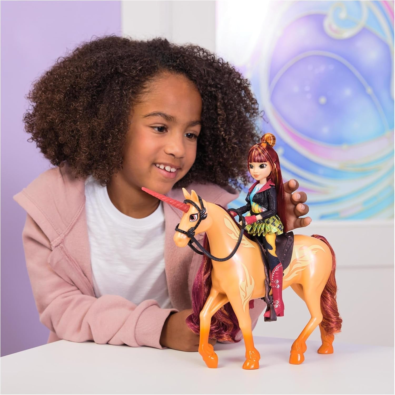 Unicorn Academy Valentina Doll - den originale dukke fra den populære Netflix-serie, er 24 cm høj og har 5 tilbehør til fantasifuldt rollespil, til børn fra 4 år og opefter