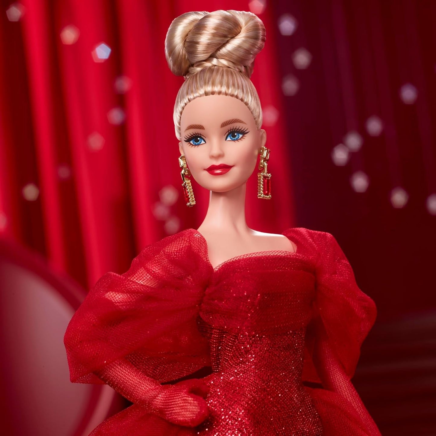 Barbie-signaturdukke 80-års jubilæum Mattel samlerfigur i funklende rød tylkjole med dråbeøreringe og delikate handsker Blondt hår JBJ17