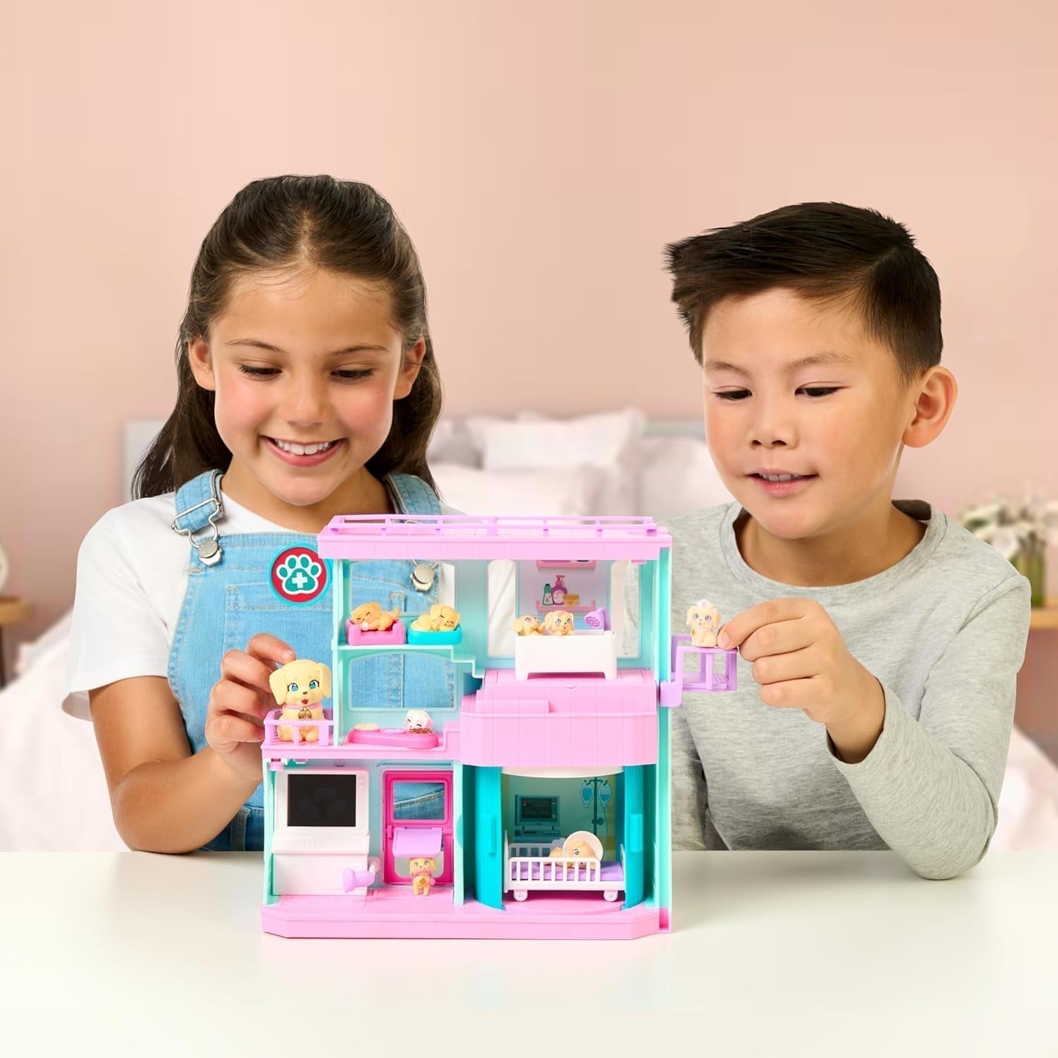 Little Live Pets Mama Surprise Families Baby Clinic Legesæt, 3 Retriever-hvalpe inkluderet, Magic, Dobbeltsidet Legesæt (27,8 cm B, 23,8 cm H). Fodring, badning og leg, gave til børn Actionfigurer Naty Shop