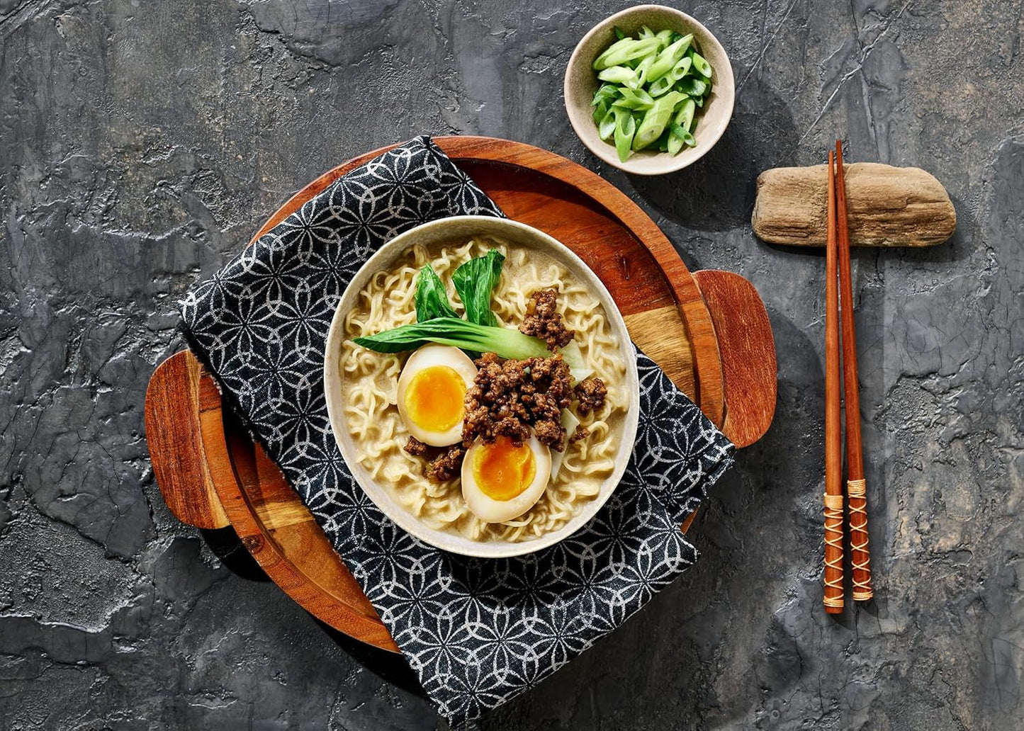 Nissin Demae Ramen - Krydret oksekød 10-pak japansk stil instant nudler med oksesmag og asiatiske krydderier Hurtig og nem at tilberede asiatisk mad (10 x 100 g)