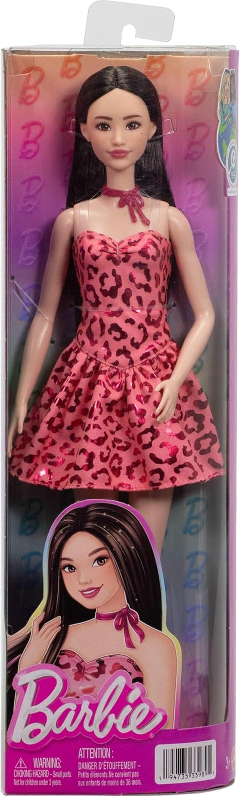 Barbie Fashionista dukke nr. 246 i en pink stropløs kjole med leopardprint med sort hår og tilbehør som en sløjfehalskæde og støvler, JJN59