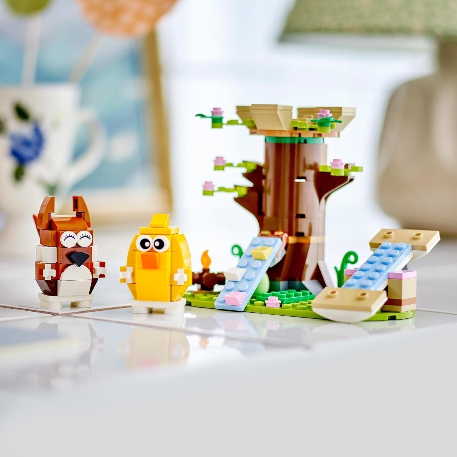 LEGO Spring Dyrelegeplads, Fugle- og Egernbyggesæt, Træhuslegesæt til børn, Gaveidé til 8-årige drenge og piger, Dyresæt, Dyrefigurer Legetøj 40709 Byggesæt Beuche den LEGO-Store