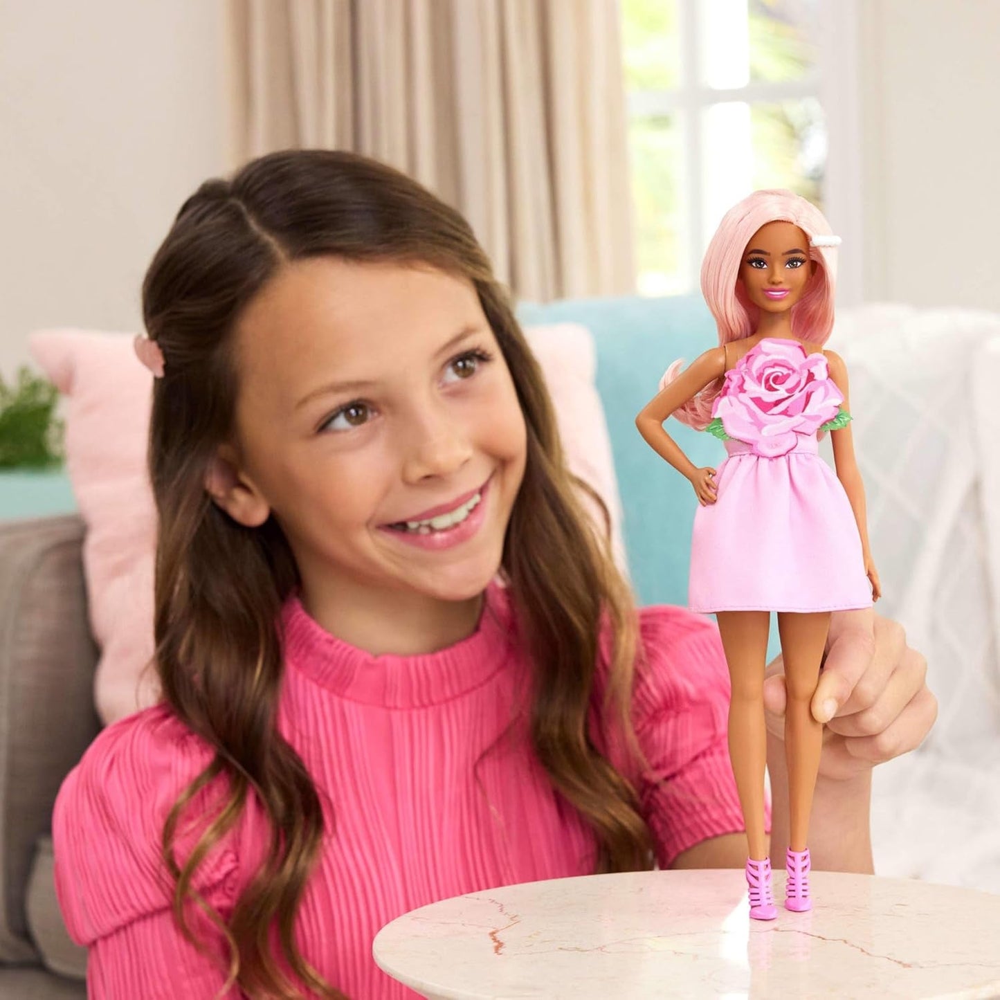 Barbie Fashionista dukke nr. 238 med pastellyserødt hår, stropløs kjole med pink overdel, perlehårklemme og høje hæle og hårspænder, HYT94
