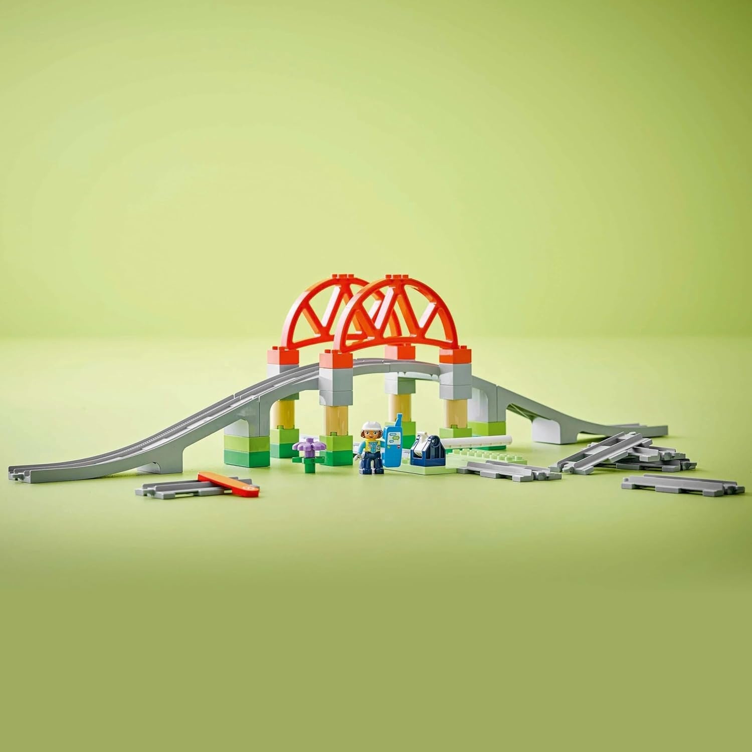 LEGO DUPLO Bybanebro og spor - Udvidelsessæt, Gave til børn fra 2 år, Bygge- og genopbygningssæt, Udviklingssæt til børnehaver, Pædagogisk legetøj 10426 Byggesæt Besuche den LEGO-Store