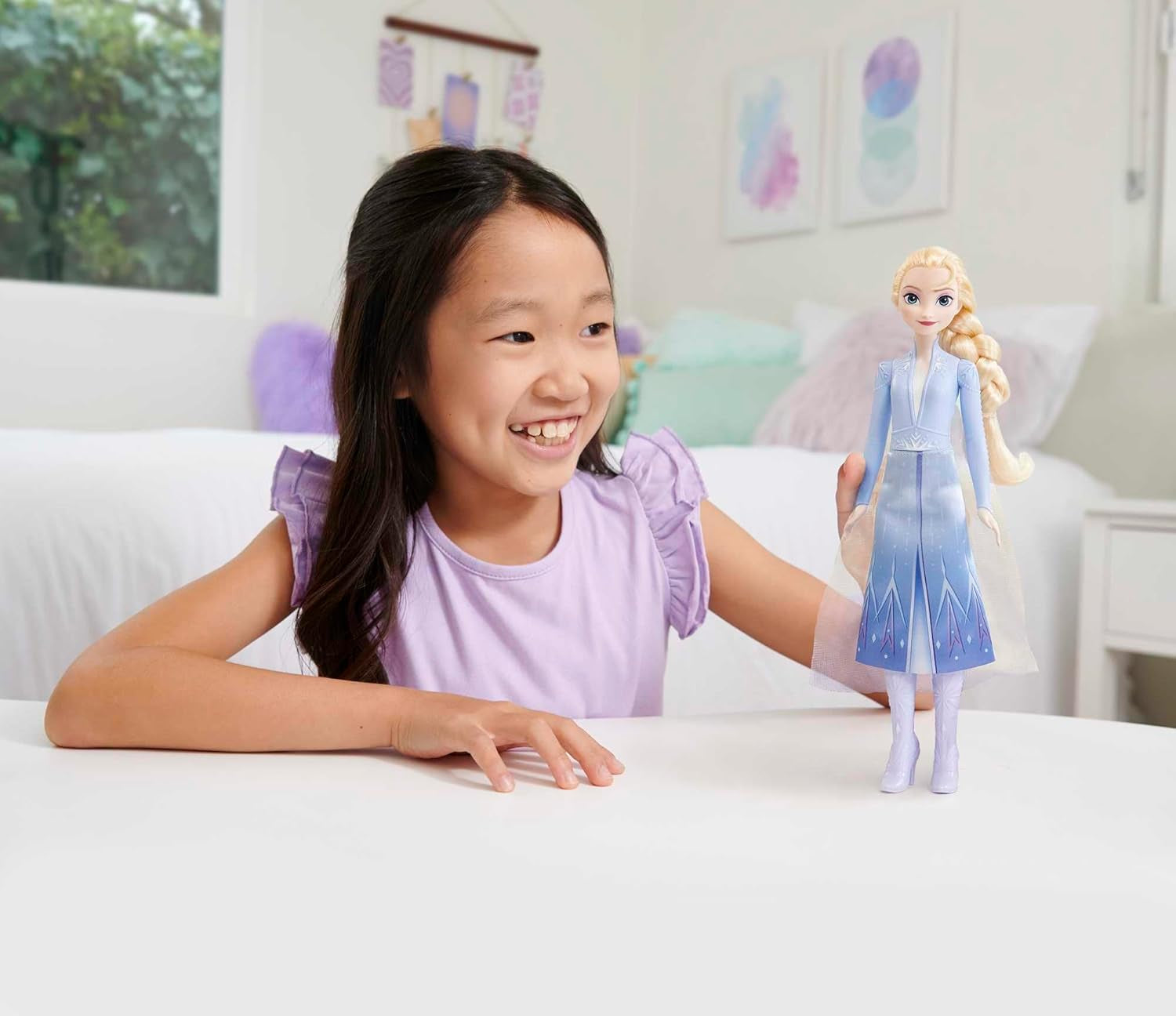 Mattel Disney Princess Elsa Doll, Frozen Doll in Travel Outfit, Kambart blondt hår, Ledled, Aftagelig nederdel og støvler, Disney-gaver, Legetøj fra 3 år og opefter, HLW48