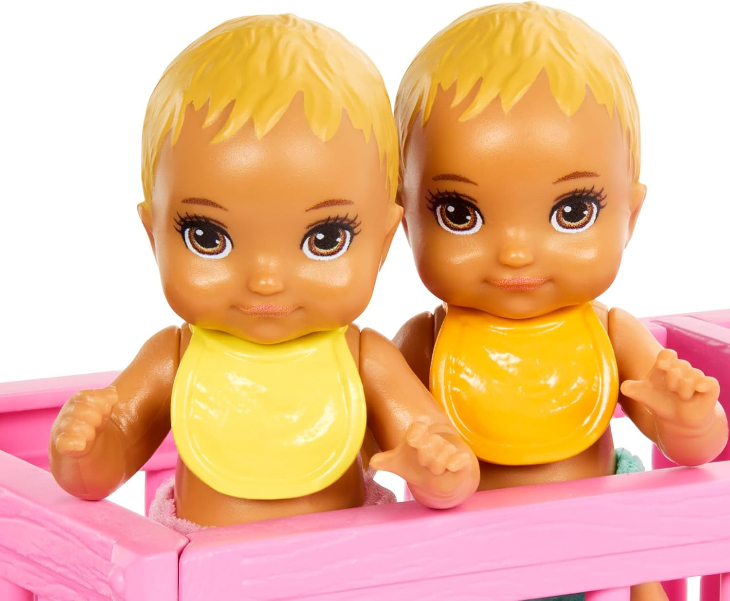 Barbie Skipper dukke og børnehave med tilbehør, inkluderer tvillingedukker, 1 tremmeseng, 1 gynge, 1 rocker og mere, HXM99 Naty Shop Dolls