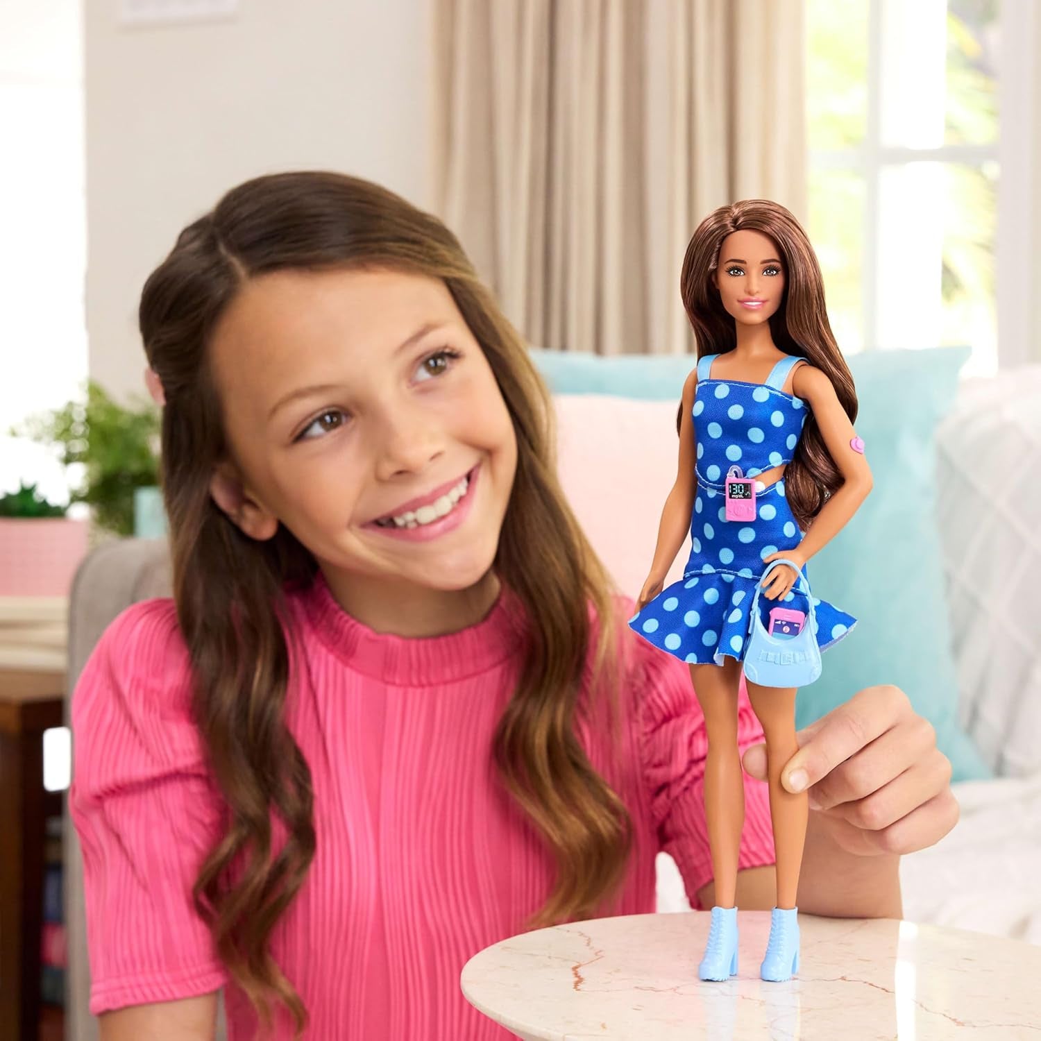 Barbie Fashionistas #242 Dukke med Type 1 Diabetes og Polka Dot Outfit og tilbehør i samarbejde med Breakthrough T1D, HYT97
