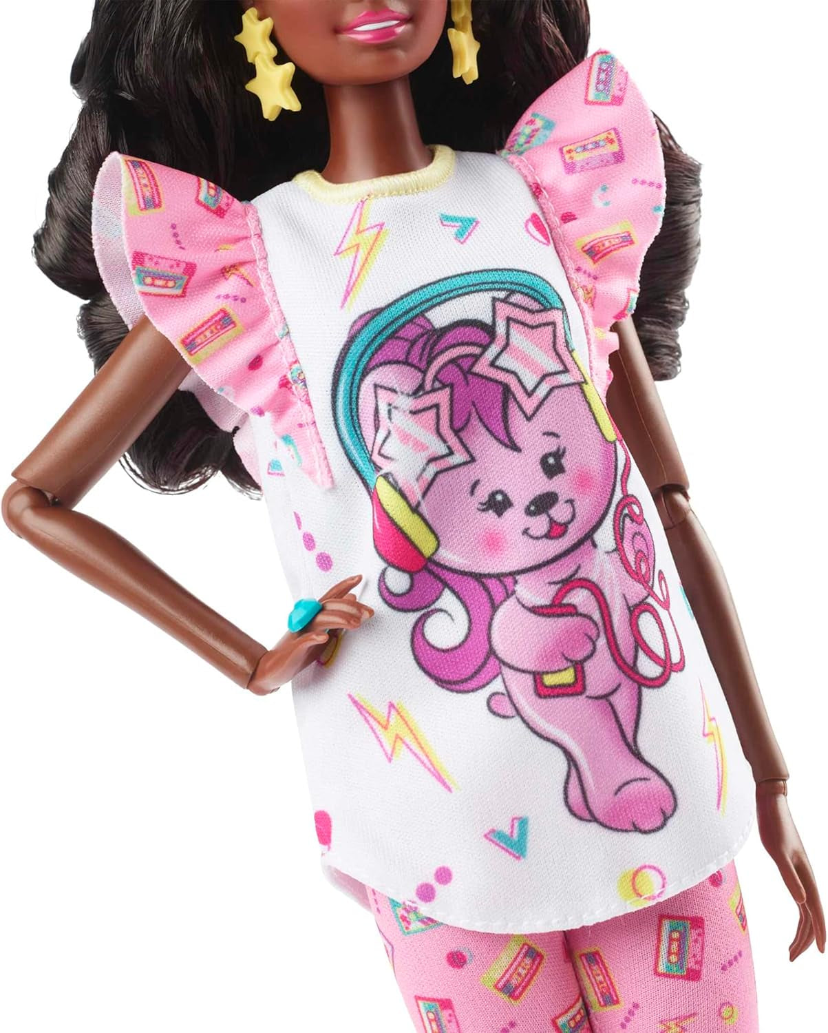 Barbie Rewind - 80'er stil nostalgisk samlerfigur med lækkert hår og outfit, Inkluderer TV, popcorn og telefon, til fans og samlere, HJX19