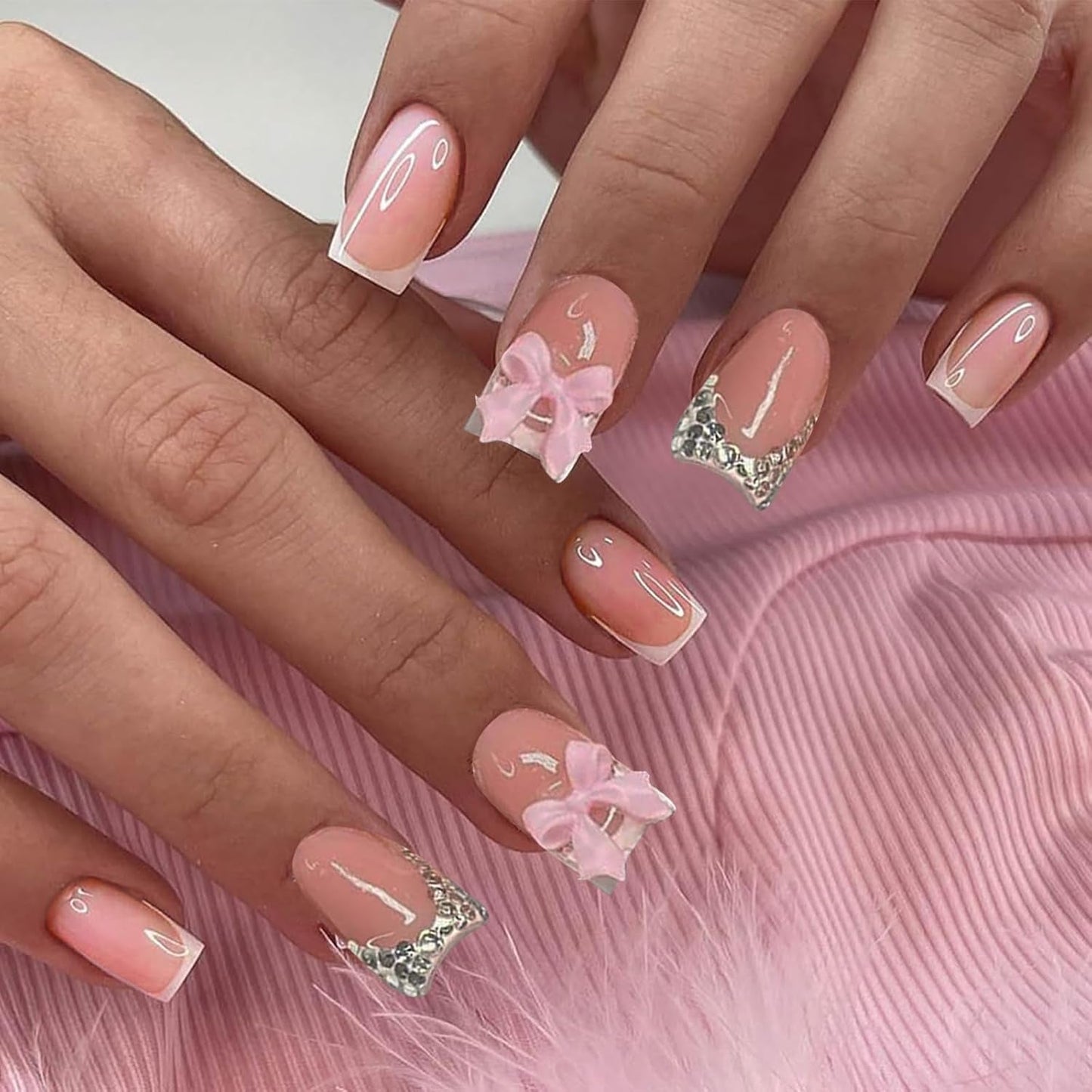 24 stk Pink Diamond Sløjfe French Manicure Tabletter Firkantede Negle Rhinestone Mønster Nude Pink kunstige negle Fulddækning lim Manicure