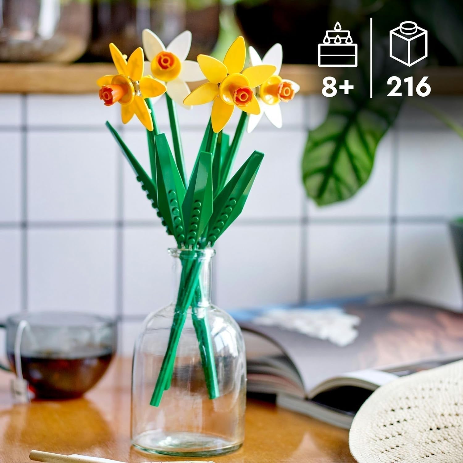 Påskeliljer LEGO Botanicals - Påskegaver til piger og drenge - Kunstige blomster til børn - Blomsterbuket som dekoration til værelse eller kontor - Gave til kvinder - 40747 Byggesæt Besuche den LEGO-Store