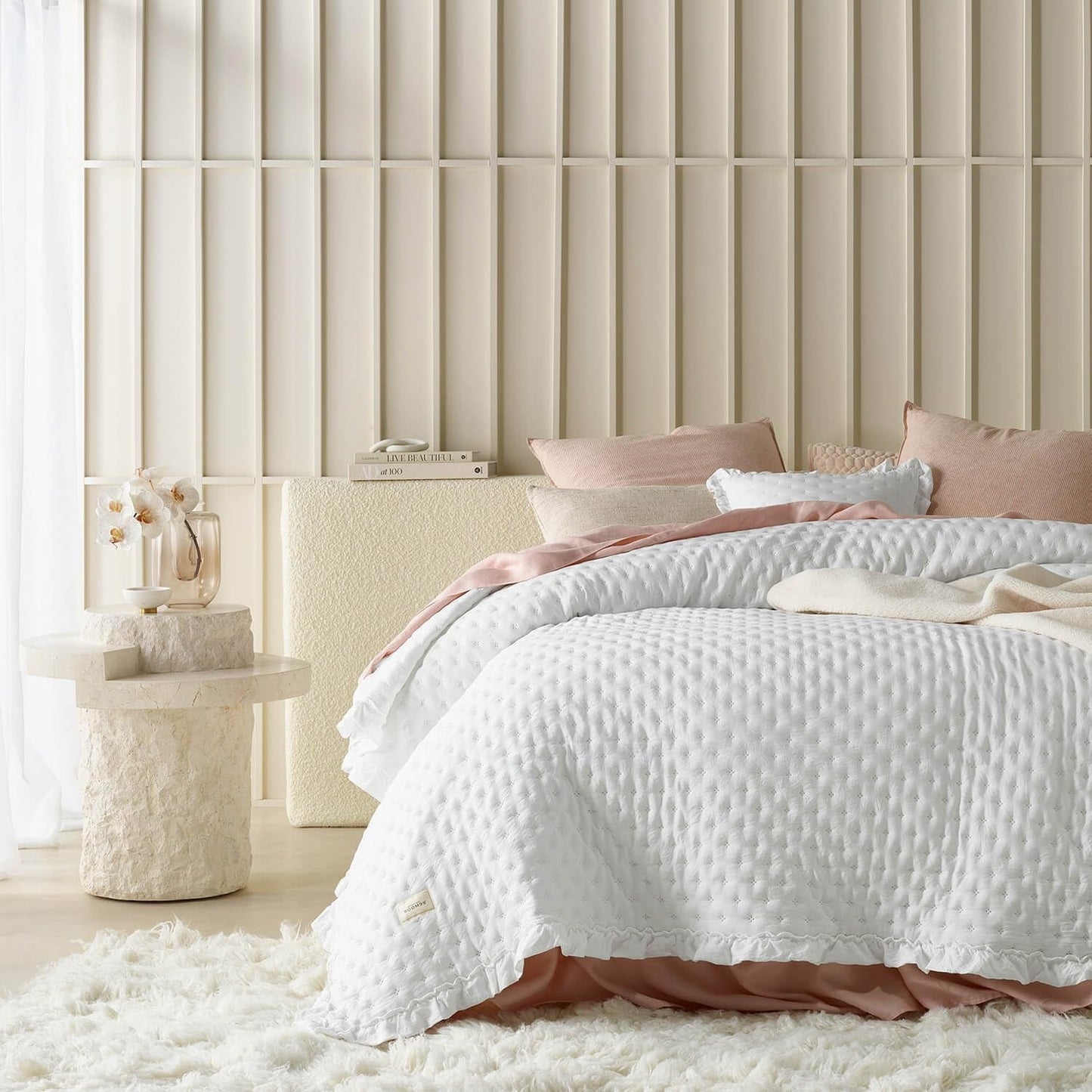 Molly Elegant sengetæppe i hvidt 220 X 240 Cm Alsidigt sengetæppe som sengetæppe eller sofapude Tæppe til seng og sofa Tæppestil Ideel som sengetæppe Senge og tæpper Besuche den ROOM99-Store