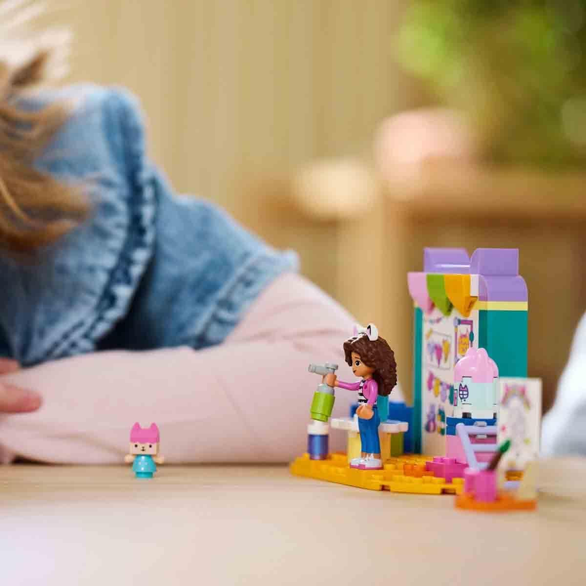LEGO 4+ Gabbys dukkehus Håndværkssjov med babyæske, rollelegesæt, kreative kunst- og håndværkssæt til piger og drenge 4 år, model legetøjshus 10795 byggesæt Beuche den LEGO-Store