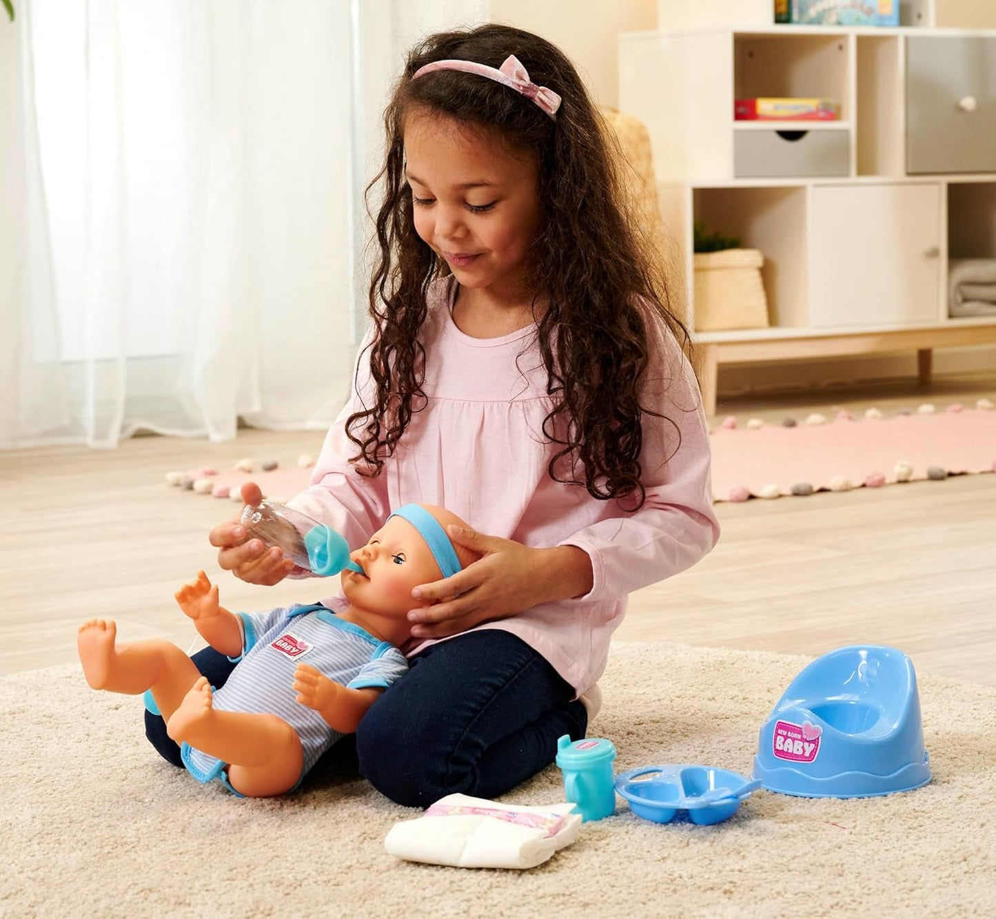 Simba 105030044 - Nyfødt dukke - dreng, fuld vinyldukke med sovende øjne, drikke- og befugtningsfunktion og tilbehør, 8 stykker, 43 cm, babydukke, 3+