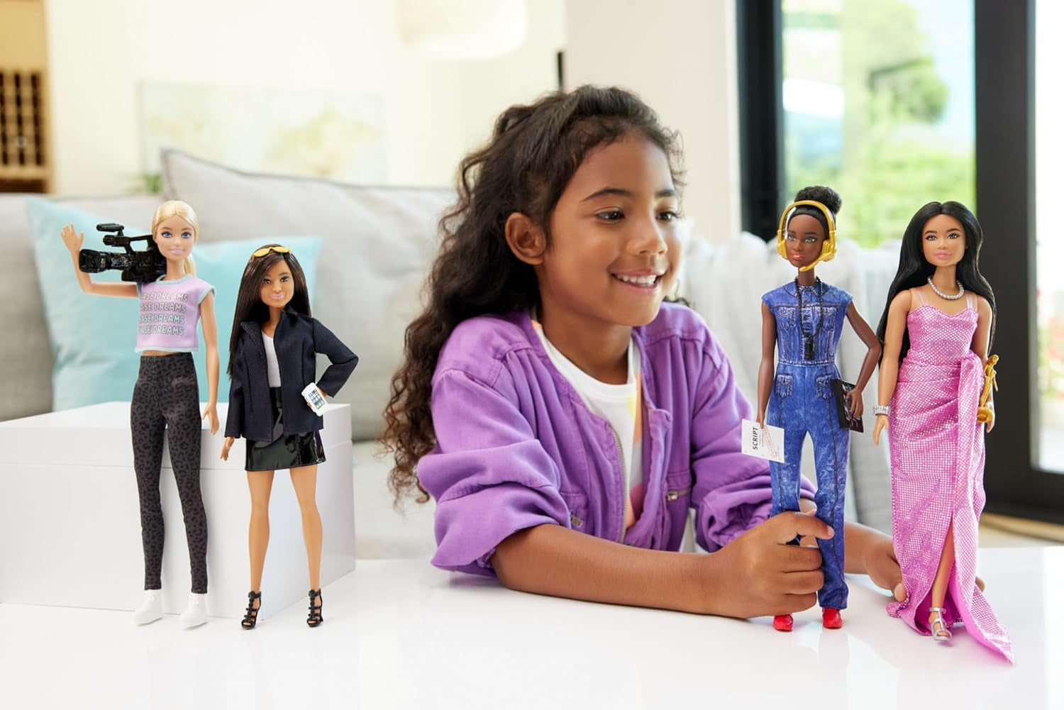 Barbie Berufe-Set med 4 Puppen og tilbehør, Frauen in der Filmbranche med Studioleiterin, Regisseurin, Kamerafrau og Filmstar in Ausziehbaren Outfits, HRG54