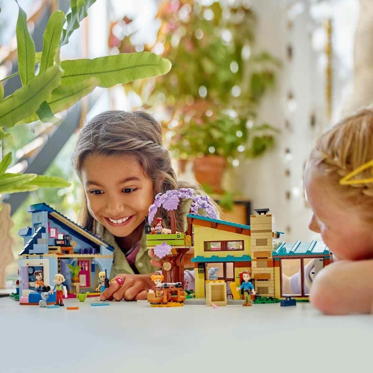 LEGO Friends Olly og Paisley Family House, Dukkehus med figurer og tilbehør, To-etagers hus og træhyttesæt, kreativ gave til piger og drenge 7+ 42620 Byggesæt Besuche den LEGO-Store