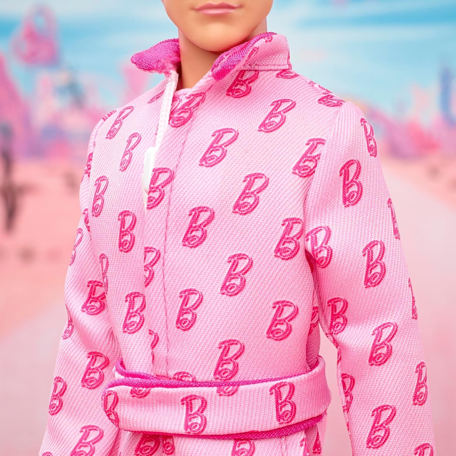 Barbie The Movie - Ken-Sammelpuppe, Ryan Gosling som Ken i rosafarbenem Overall mit "B"-Aufdruck, hvid sneakern og bunten Inlineskates, JCP80