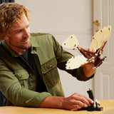 LEGO Icons Leonardo Da Vincis flyvemaskine med flagrende vinger - Inkluderer minifigur og stativ - Byggesæt til voksne - Indretningssæt til hjemmet - Gaveidé - 10363 Byggesæt Besuche den LEGO-Store