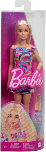 Barbie Fashionistas #223 dukke med bølget blond hår, kjole og tilbehør inspireret af Totally Hair, 65-års jubilæums samlingsmodedukke, HRH20