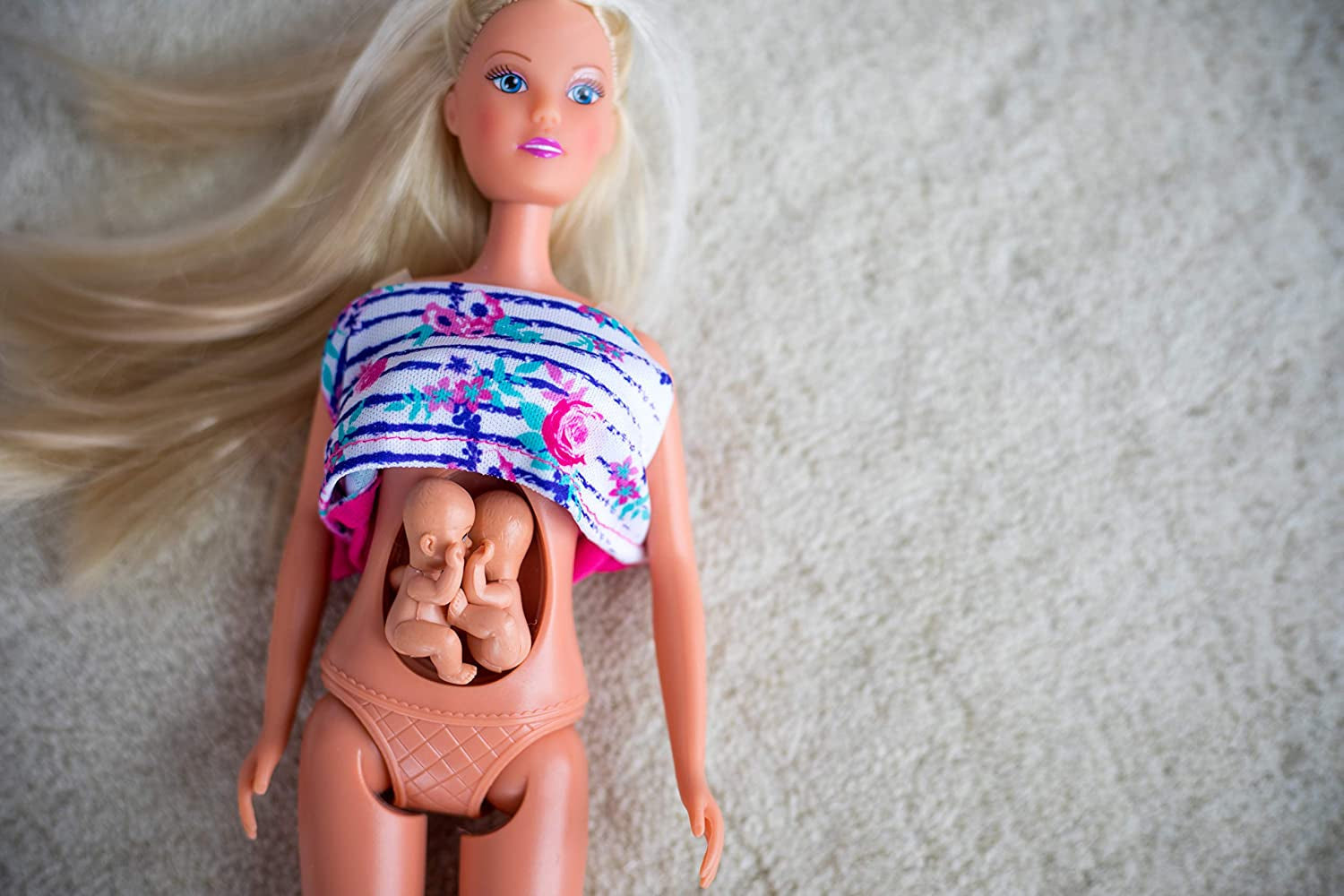 Simba 105733333 - Steffi Love Velkommen Tvillinger, Gravid dukke, Med tvillinger, Med puslebord og badekar, Tilbehør, Dress up dukke, 29Cm, Til børn fra 3 år og opefter Dukker Naty Shop