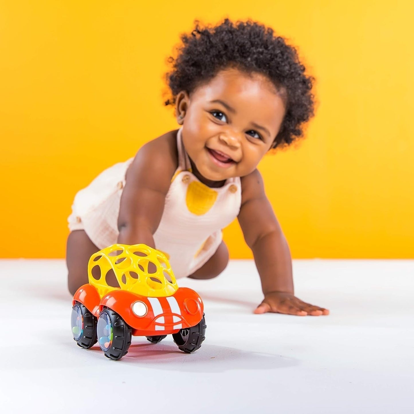 Bright Starts Oball Rattle Legetøj Bil Motor Aktivitetslegetøj til babyer og småbørn fra 3 måneder 1 stk Tilfældig farve Blå eller rød Babylegetøj Naty Shop
