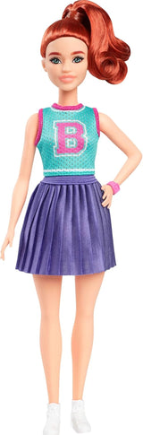 Barbie Fashionista dukke nr. 232 med rødt hår, B-print jersey-sportstop, lilla plisseret nederdel, armbåndsur og sneakers, HYT90 Naty Shop Dolls Standardtitel
