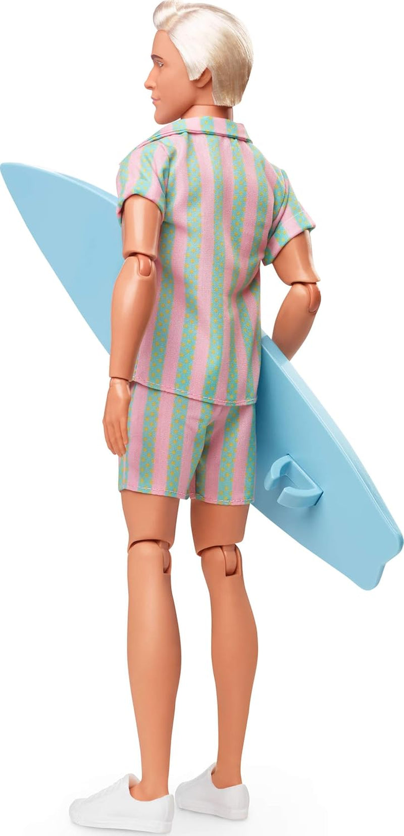 Barbie-film Ken Barbie-dukke i pastelfarvet pink og grøn stribet strandtøj, surfbræt og hvide sneakers, JBJ54