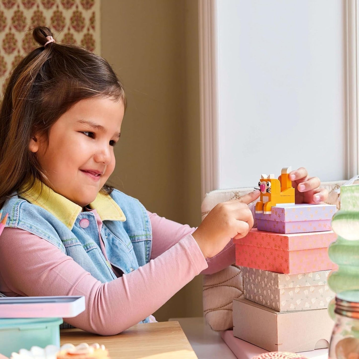 LEGO Classic Creative Fun Box, farverige byggeklodser til fantasifuldt rollespil, byggesæt til begyndere, legetøj til piger og drenge fra 5 år, genopbyggelige modeller 11042 byggesæt Besuche den LEGO-Store