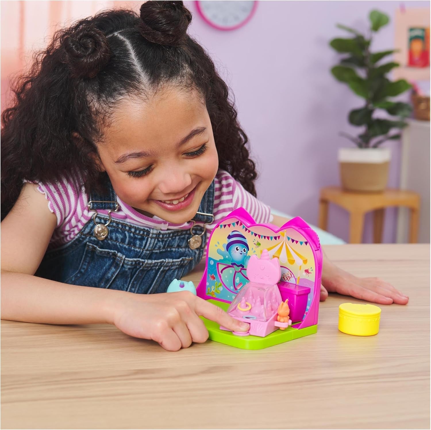 DREAMWORKS GABBY'S DOLLS HOUSE - Deluxe værelseslegesæt, Kitty Narwhale-festlokale, temamøbler og tilbehør, 3+