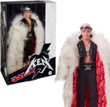 Barbie The Movie Collectible Ken Dukke iført stor kunstpelsfrakke og sort frynsevest med bandana, HRF31