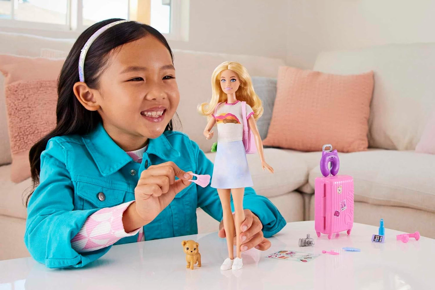 Barbie-dukke, rejse-barbie med blondt hår, 10+ rejsetilbehør, klistermærker, kuffert, hvalp, inkluderer 1 dukke, gave til børn, 3+-legetøj, HJY18