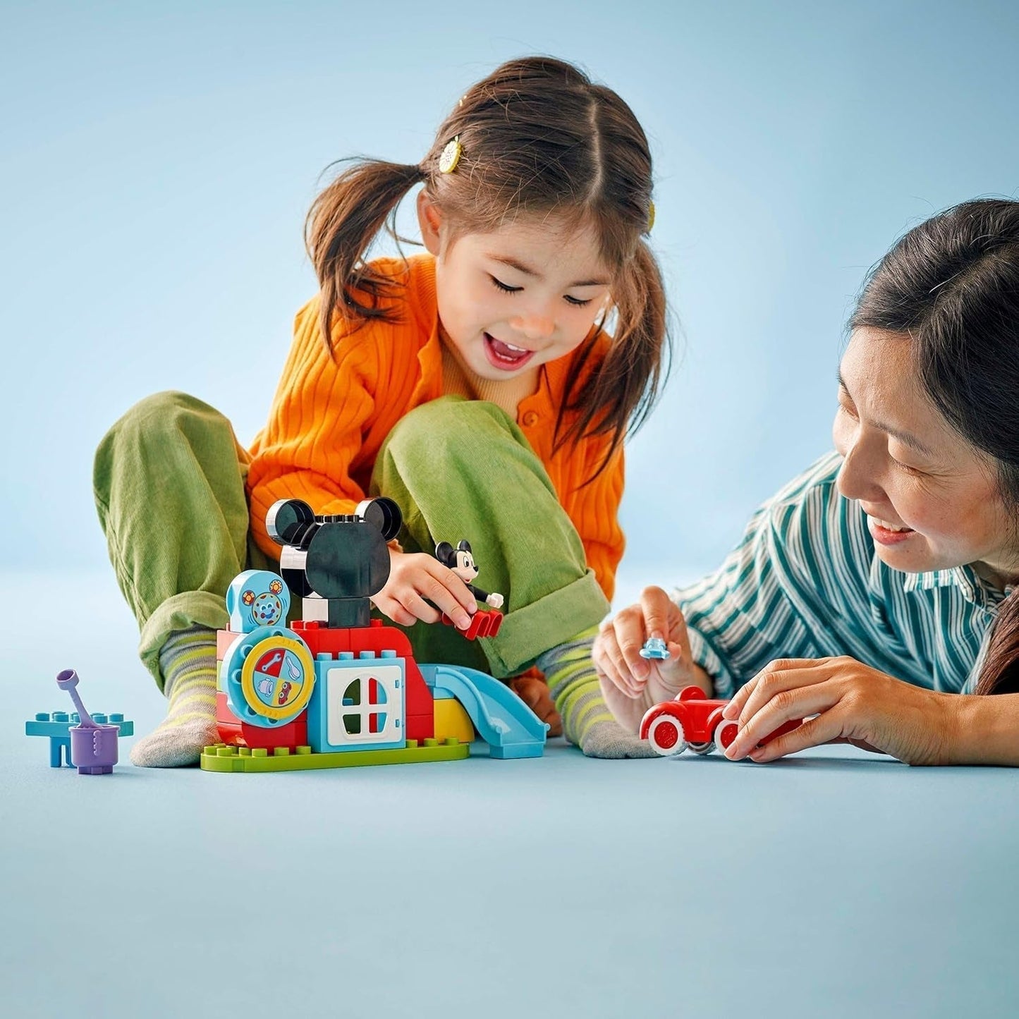 LEGO DUPLO - Disney Mickey's klubhus og bil - pædagogisk legetøj til førskolebørn - byggesæt med 2 minifigurer, inklusive Mickey Mouse og Computer Toodles - gaveide til drenge og piger fra 2 år 10454 Byggesæt Beuche den LEGO-Store