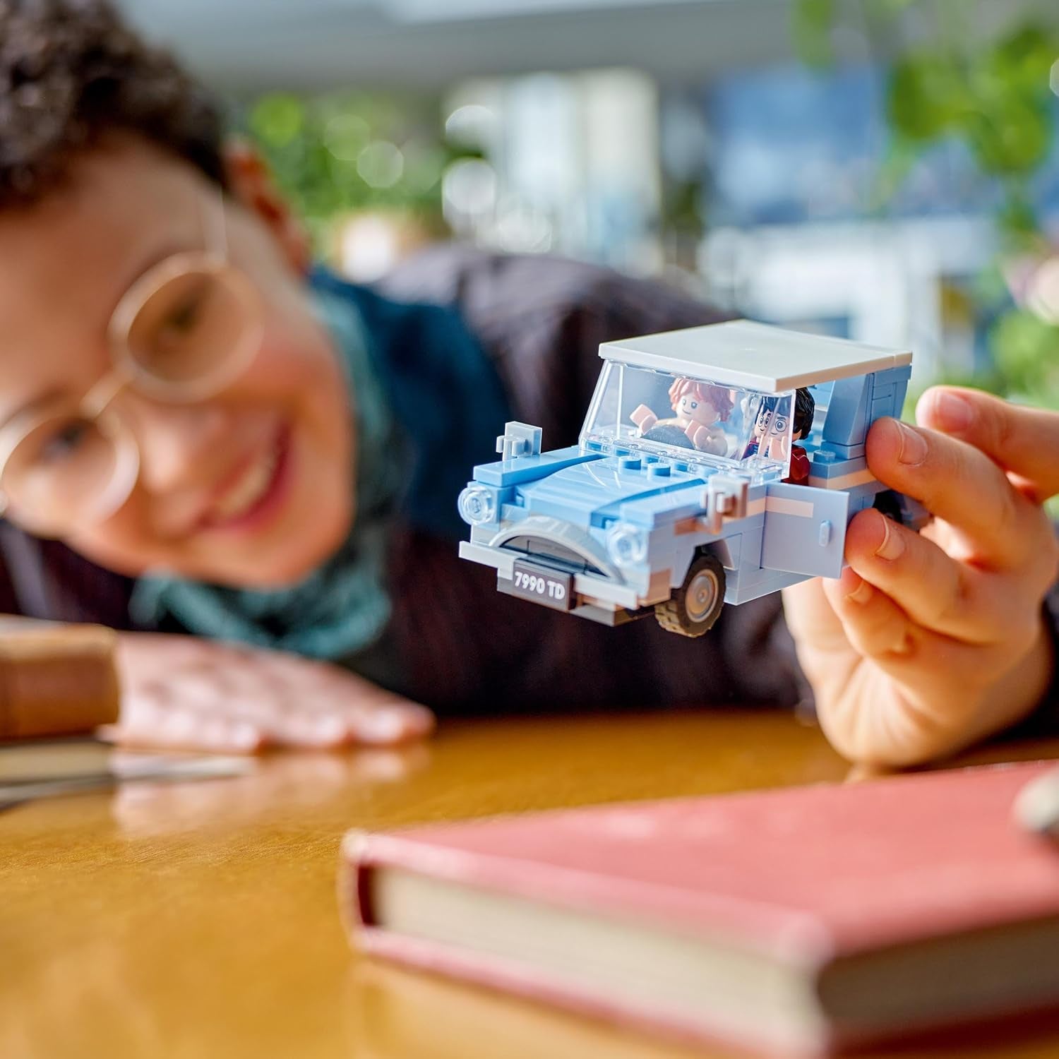 LEGO Harry Potter Flying Ford England Byggelegetøjsbil til børn Gave til drenge, piger og alle fans fra 7 år Sæt med 2 minifigurer inklusive Ron Weasley Rollespil 76424 Byggesæt Besuche den LEGO-Store