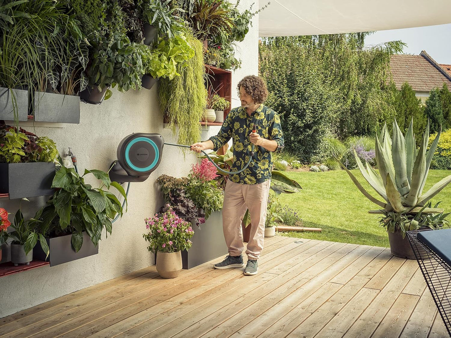 Gardena RollUp M vægslangeboks (turkis) 20m: Fleksibel kunstvanding til mellemstore haver, roterende slangetromle, med vægmontering, systemkomponenter og sprøjtemundstykke, inklusive 20m slange (18610-20)