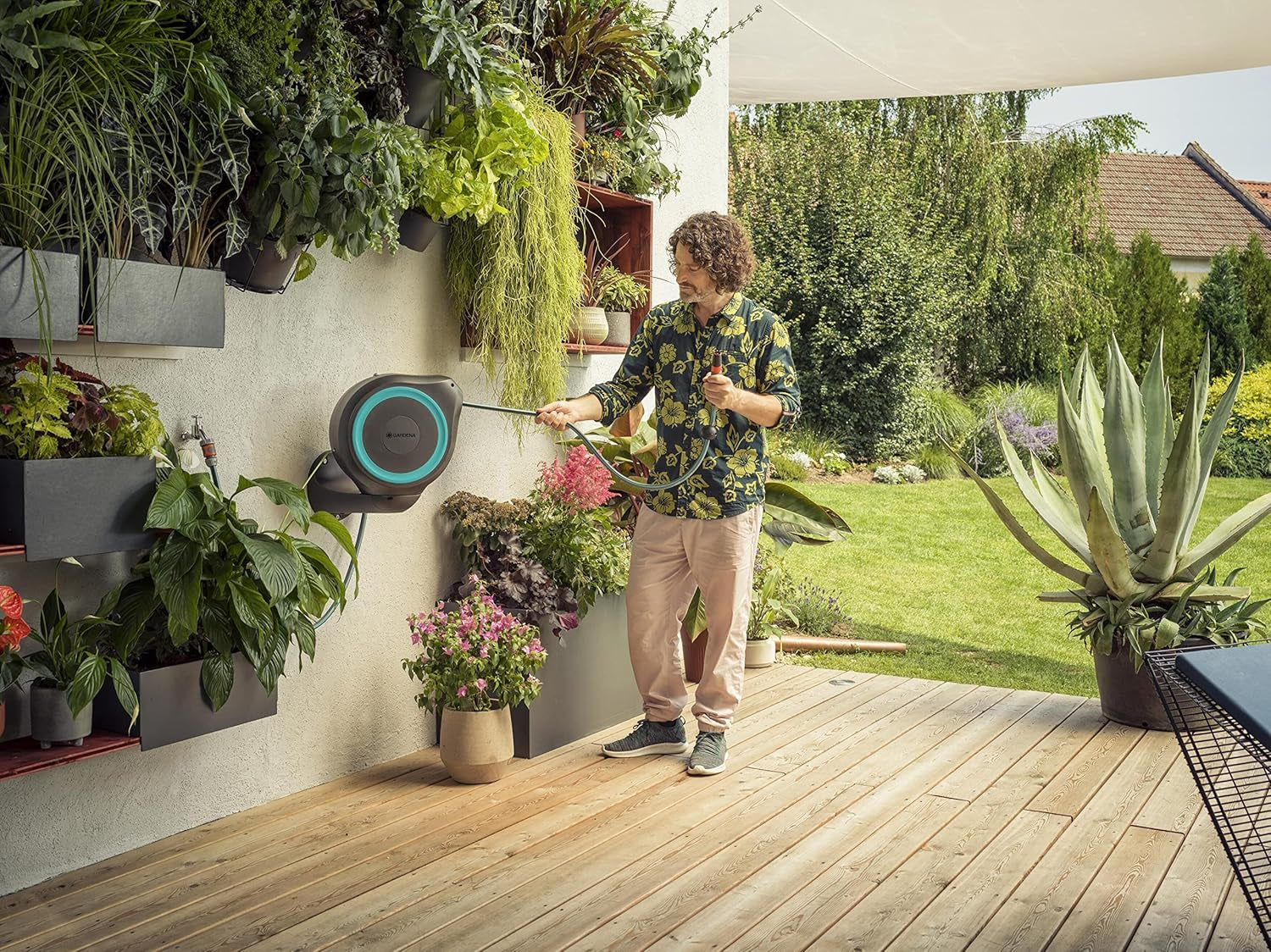 Gardena RollUp M vægslangeboks (turkis) 20m: Fleksibel kunstvanding til mellemstore haver, roterende slangetromle, med vægmontering, systemkomponenter og sprøjtemundstykke, inklusive 20m slange (18610-20)