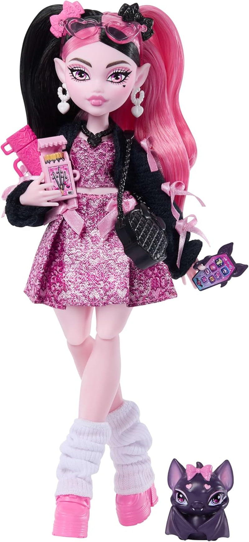 Monster High Doll Draculaura i lyserød kjole med sløjfer og sort cardigan med Count Fabulous Bat og 7 tilbehør inklusive Ramen, læbestift og taske, JHK29
