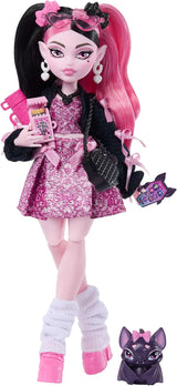 Monster High Doll Draculaura i lyserød kjole med sløjfer og sort cardigan med Count Fabulous Bat og 7 tilbehør inklusive Ramen, læbestift og taske, JHK29