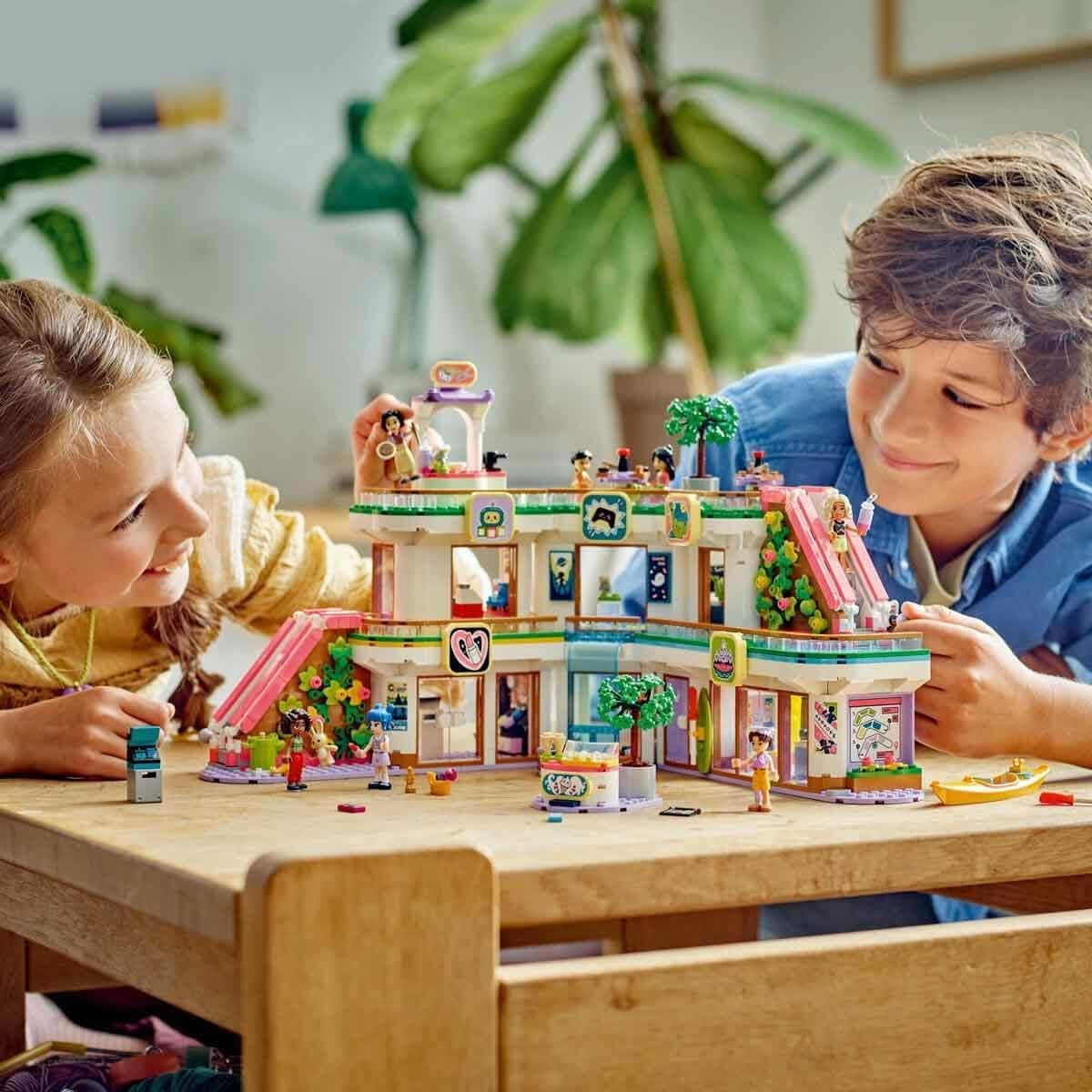 LEGO Store Friends Heartlake City Dukkehuslegetøj til piger og drenge Figursæt fremmer social-emotionel udvikling Gave til 8 år 42604 Byggesæt Besuche den LEGO-Store