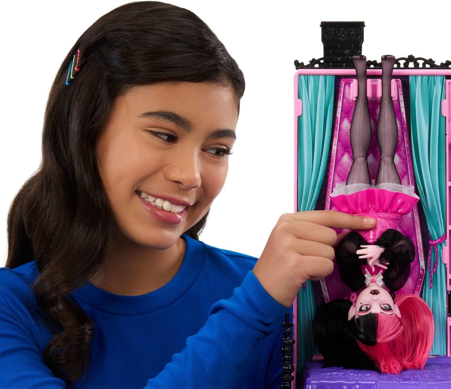 Monster High Buh-tique Hotel Dukkehus, sammenfoldeligt legesæt med skræmmende overraskelser i hvert værelse og 13+ legesæt, inklusive møbler og tilbehør, JBF16
