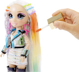 Rainbow High Hair Studio - Eksklusivt Amaya Raine Doll Legesæt med langt hår til styling - Indeholder vaskbart hårkridt, hårbørste, tilbehør - Gave til børn fra 6 år og opefter