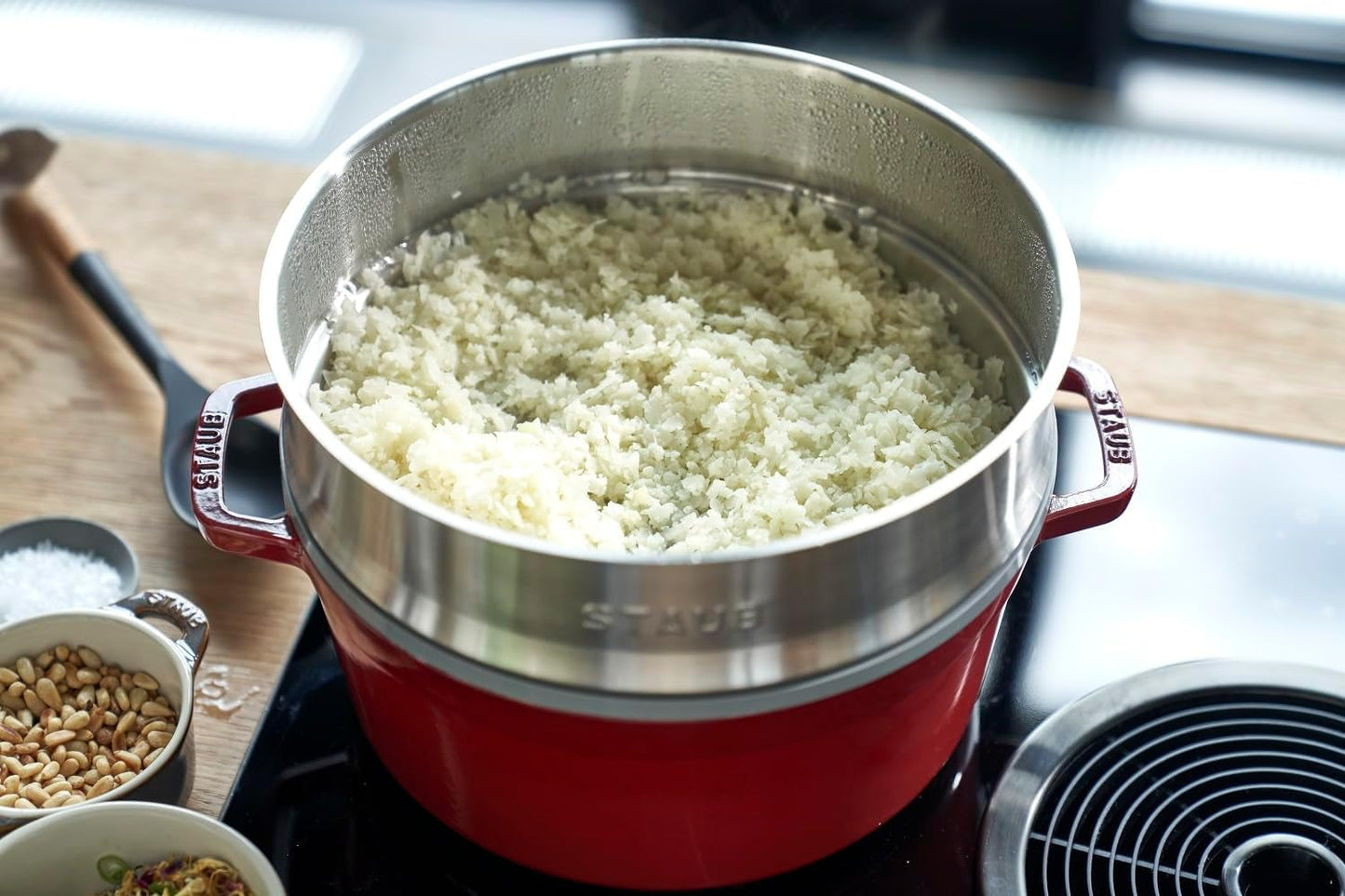 STAUB Gusseisen Bräter/Cocotte, Mit Dämpfeinsatz Aus Edelstahl, Rund 26 Cm, 5,2 L, Aromaregen Funktion Für Optimale Befeuchtung, Für Alle Herdarten Inkl. Induktion & Backofen, Kirschrot, Rot Forme og bakker til bagning Naty Shop