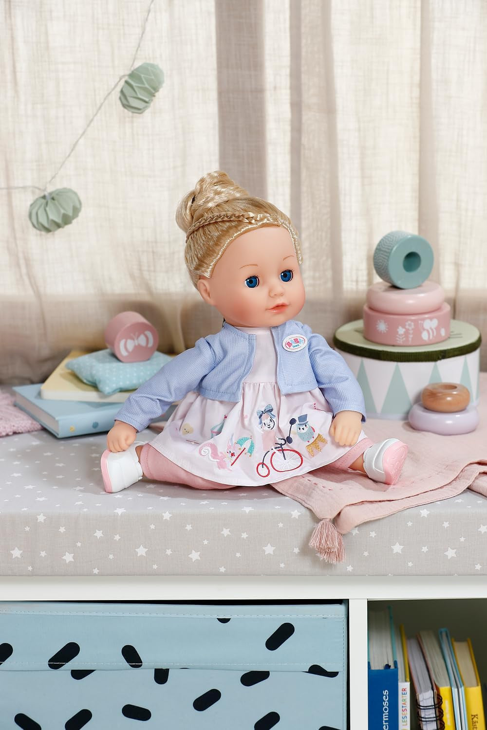 BABY born Sophia Rose - 36 cm blød dukke - Dukke med blond hår af høj kvalitet og søvnige øjne - Velegnet til børn fra 1 år