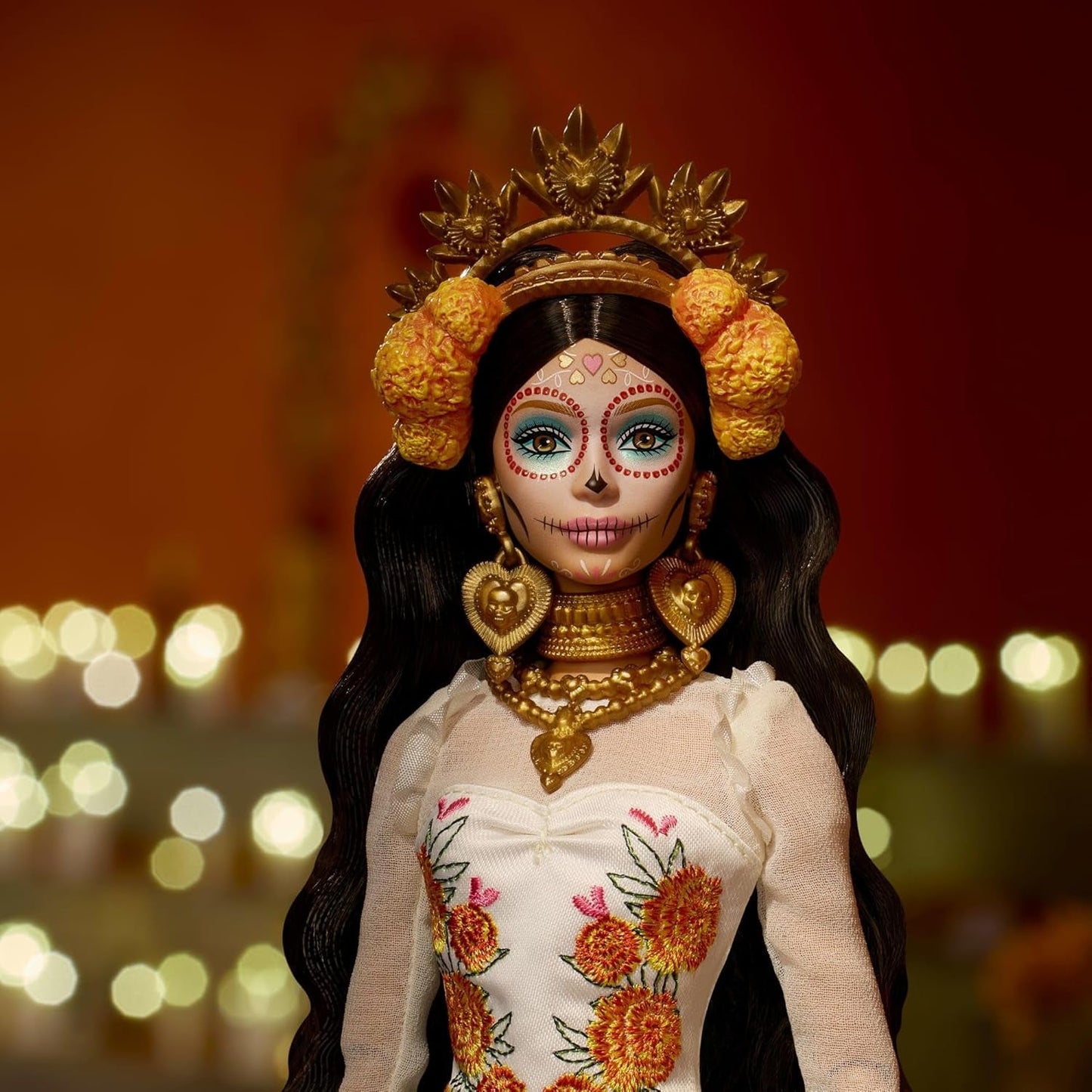 Barbie Signature Day of the Dead 2025 dukke-samlerfigur i cremefarvet kjole med flæser, morgenfruer og sløjfer, blomsterkrone i hår og Calavera-ansigtsmaling, JBJ05