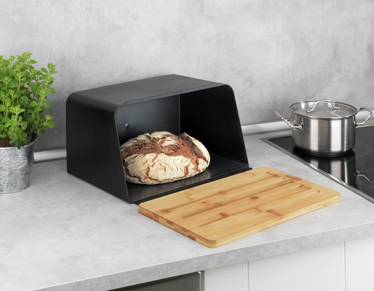 WENKO Kubo brødkurv med bambusbræt, alsidig brødopbevaring med låg og integreret bambusskærebræt, madopbevaringsboks, holdbart brødopbevaring, 35 x 20,5 x 26 cm, sorte/naturlige madopbevaringskasser Naty Shop