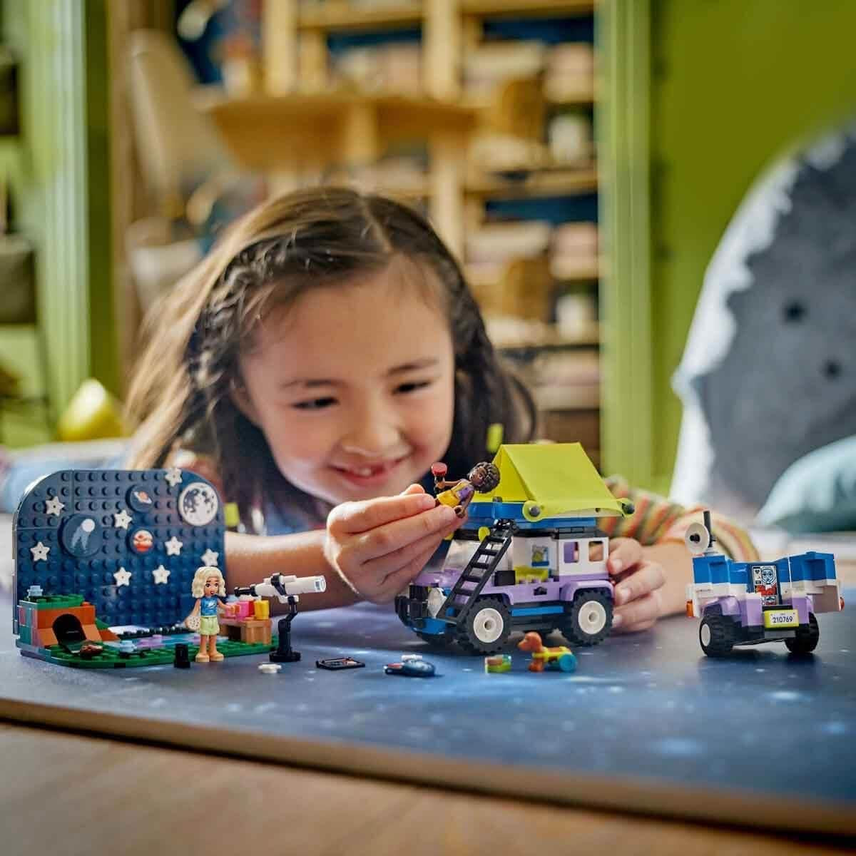 LEGO Friends Stargazer campingkøretøjssæt med terrængående køretøj og legetøjsteleskop, gave til piger og drenge fra 7 år, inkluderer legefigurer Nova, Aliya og en hund 42603 byggesæt Besuche den LEGO-Store
