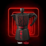 Bialetti Moka Express Stranger Things 6-kops kaffemaskine, musikknap med USB-C-opladningsfunktion, ikke egnet til induktionskogeplader, 6 kopper (270 ml), sort