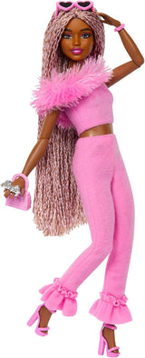 Barbie Doll Deluxe Style no. 3 med Barbiecore-outfit, blond hår i høj knold, pastellyserød kjole med overdimensioneret sløjfe og tilbehør som netstrømpebukser, HYV27 Naty Shop Brown Dolls