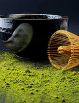 Premium økologisk Matcha fra Japan, ceremoniel kvalitet, pesticidfri, ekstra fint pulver i 30 g æske, intens og delikat smag af grøn te, velegnet til latte, smoothie, ceremoniel kvalitet